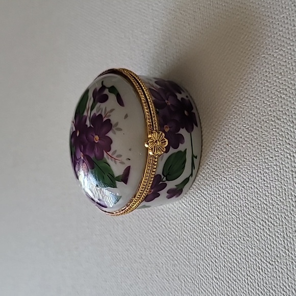 Vintage Other - Floral pill trinket box